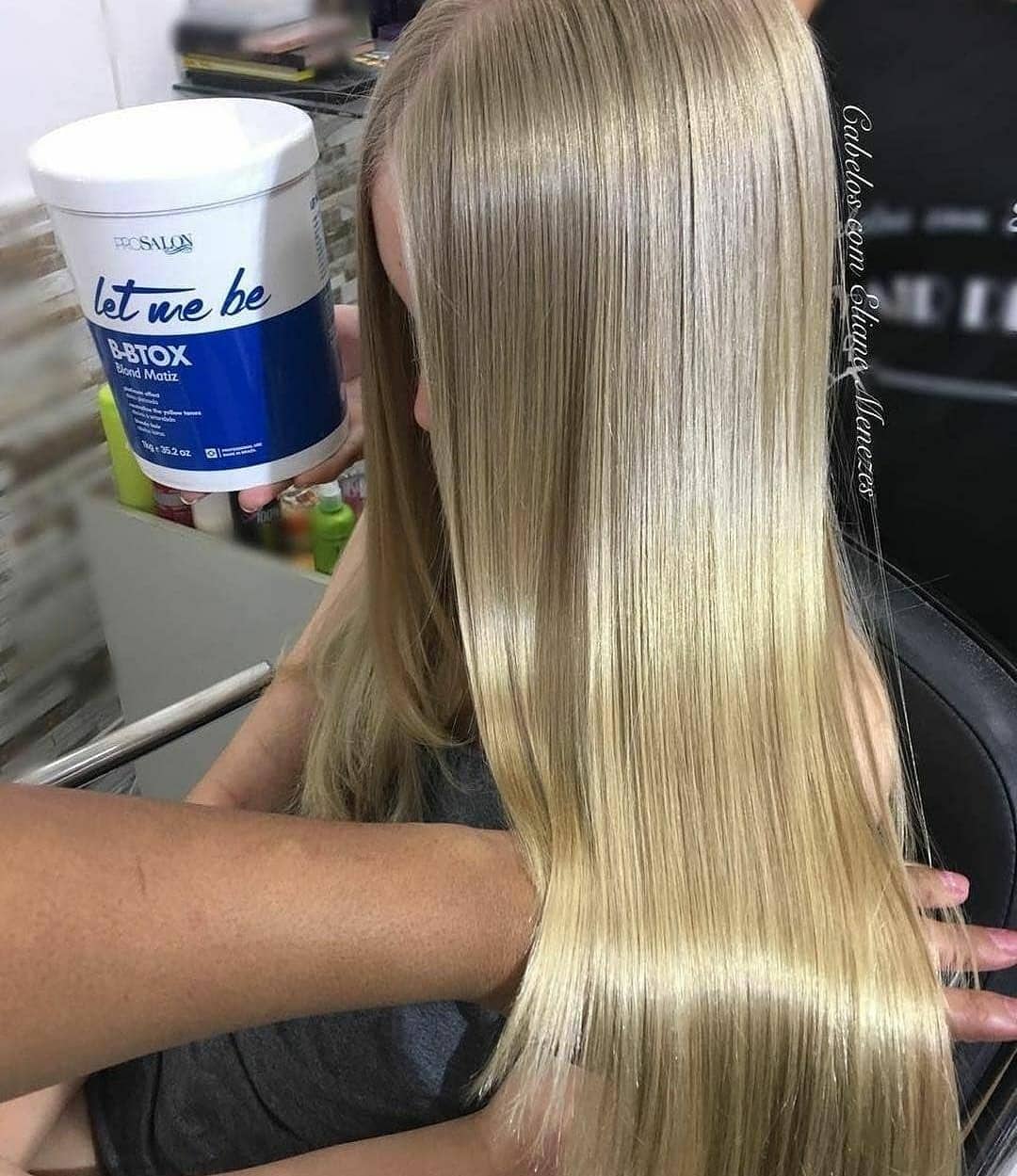 Platinum effect hair mask for blondes, smooths and reduces frizz